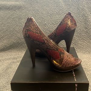Steven Madden purple reptile heel, zips in the back